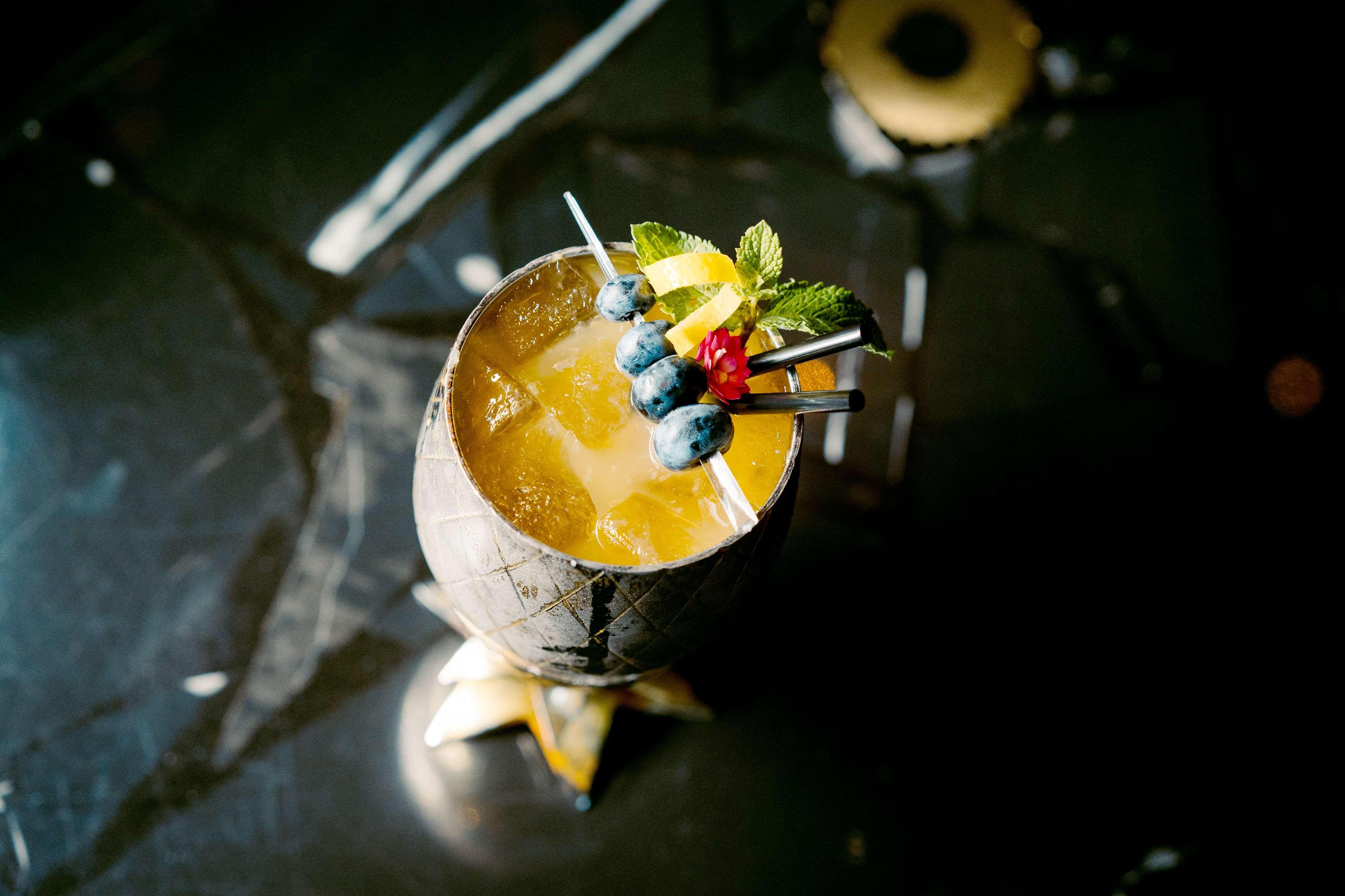 Grand Hyatt Berlin Hotel Екстериор снимка A pineapple juice cocktail