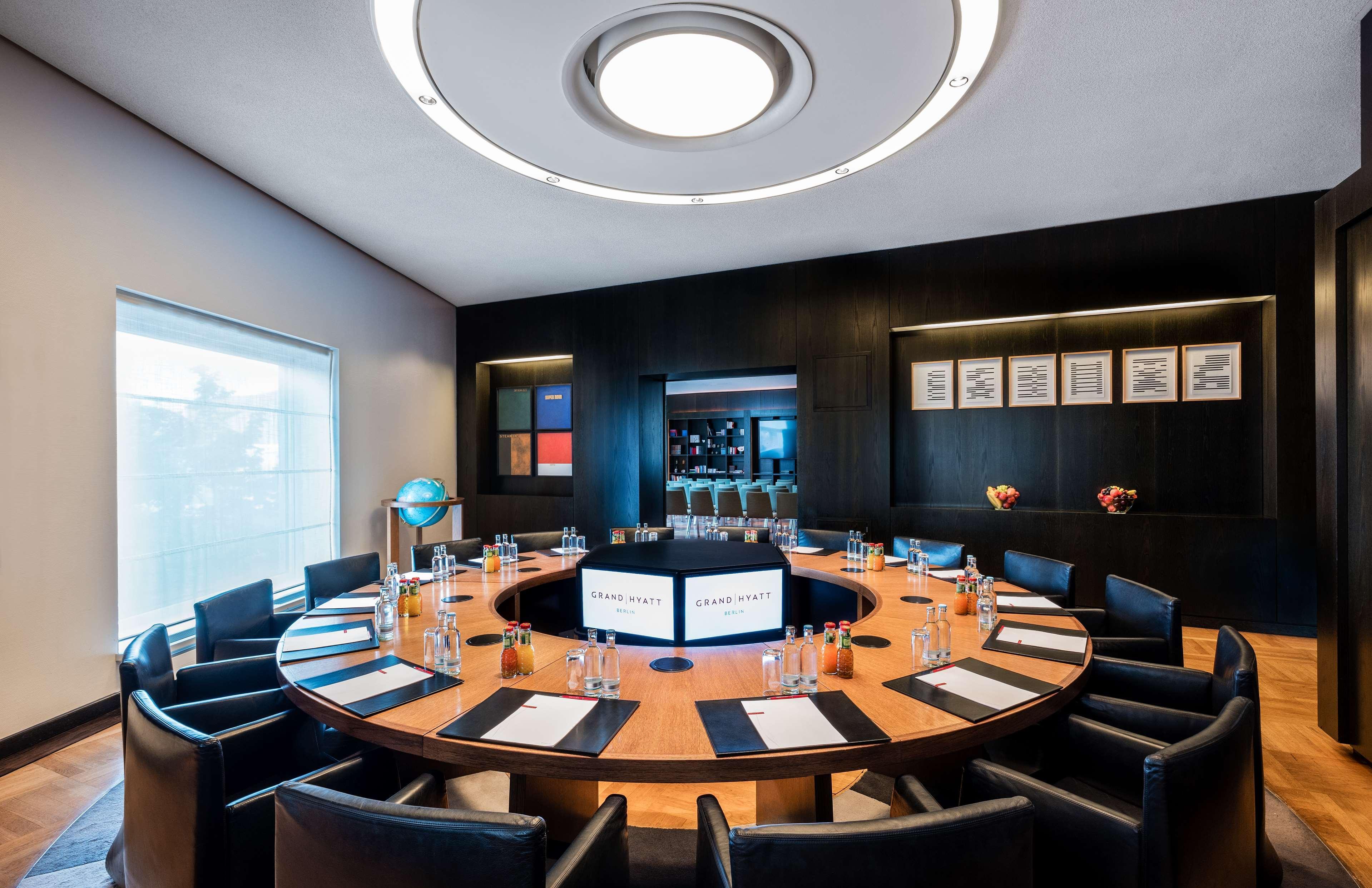 Grand Hyatt Berlin Hotel Екстериор снимка Meeting room